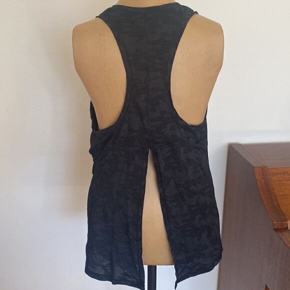 Lululemon sz 6 Miles Ahead Tank Top Camo black worn tied or open excellent cond - Picture 5 of 9
